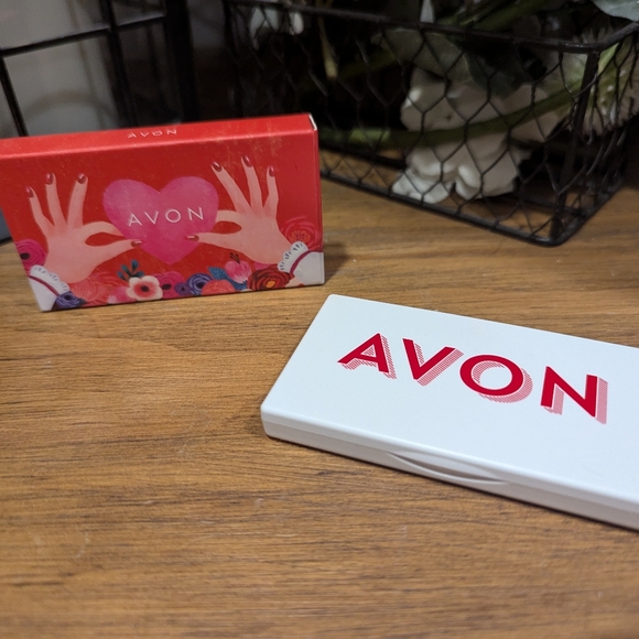 AVON 3 KISSES LIP PALETTE   LIMITED EDITION   LIP GLOSS  0.12 OZ TOTAL - Picture 2 of 3